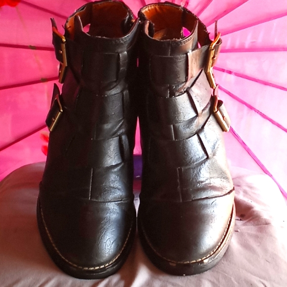 Shoes - Picture 2 of 4